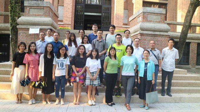 5d9075f3f2f5b.jpg 合影 .jpg