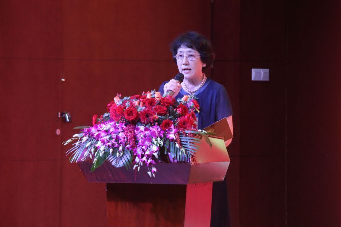 5d833f303cfe9.jpg 常务副校长、党委副书记唐燕宣读学院成立及院长任命文件.jpg