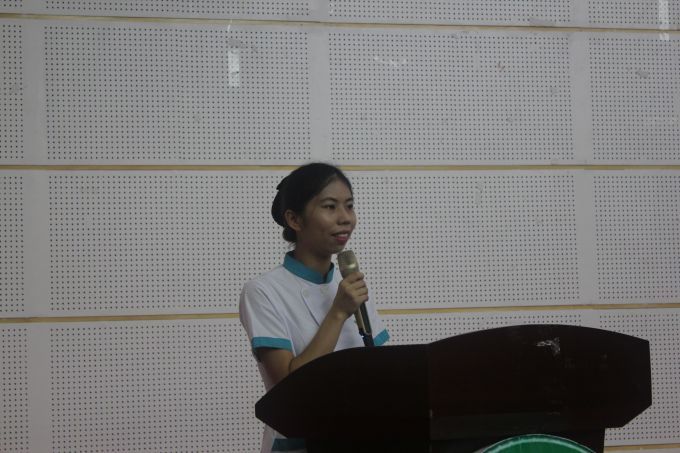 黄晓丽同学发言.JPG
