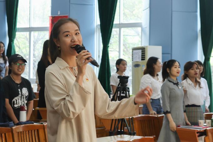 5d833a1420bcc.jpg 领唱老师.jpg