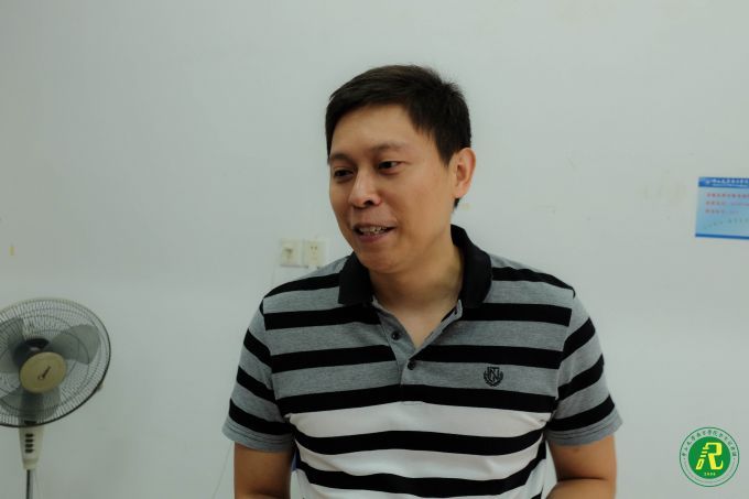 5d81d6bf76a27.jpg 受访者 徐家源老师.jpg