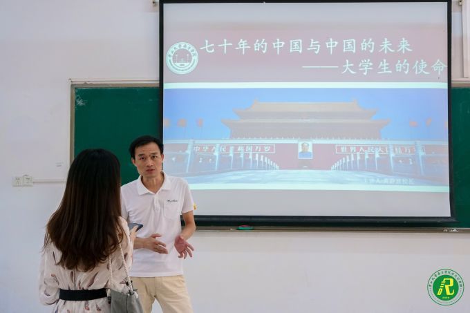 5d8ca26a7d572.jpg 接受采访.jpg